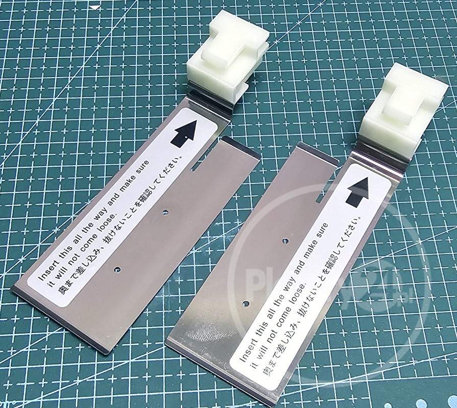 Roland VS 300 420 540 640 VG 540 640 Media Clamp Ślizg Trzymak Mediów Papieru Blaszka 2 sztuki Lewy + Prawy Oryginał